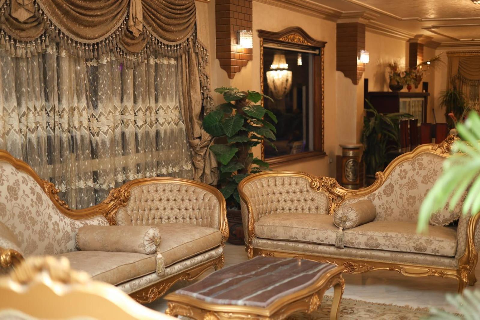 Royal Pyramids Palace Apartment *